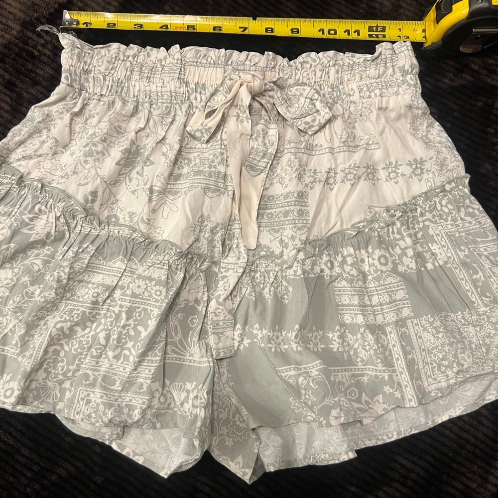 ILLA ILLA Shorts size M.